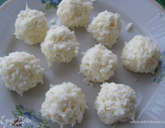 Через час достаем ее и начинаем лепить с нее такие вот шарики. У меня получилось около 40шт.
После этого снова ставим шарики в морозилку. Через 1,5-2 часа они хорошо затвердевают. 