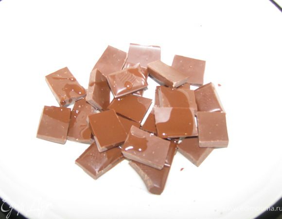 Приготовим нашу глазурь. Берем плитку шоколада, разламываем на кусочки и добавляем растительное масло(я добавляла 1ст.л., но если шоколад покажется слишком густым можно добавить еще) и ставим на водяную баню.