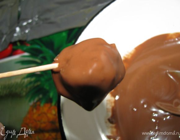 Затем по одному достаем наши шарики, накалываем их на зубочистку(или вилку, или вообще как вам угодно) и обваливаем их в шоколаде. Я макала в шоколад и ложкой поливала сверху. Застывает очень быстро.