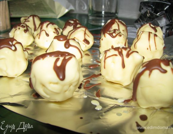 Все то же самое проделываем с белым шоколадом. 
У меня осталось немного шоколада и я полила им конфетки.