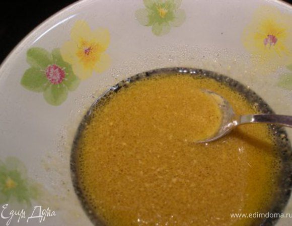 Смешать оливковое масло, лимонный сок, соус Вучешир, горчицу, соль и перец. 