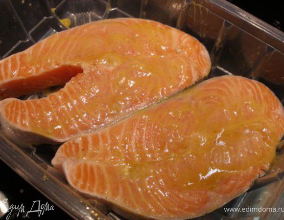 Стейки семги вымыть проточной водой, высушить с помощью бумажного полотенца.
Выложить стейки в форму, полить соусом.
