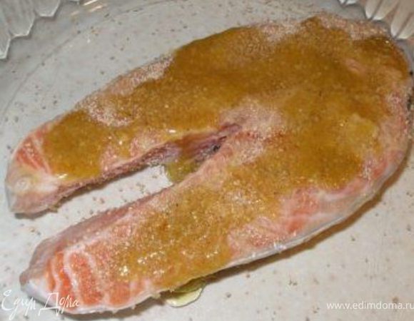 Сверху посыпать панировочными сухарями. Кстати, можно делать и наоборот: сначала обвалять стейки в сухарях, а потом полить соусом. 