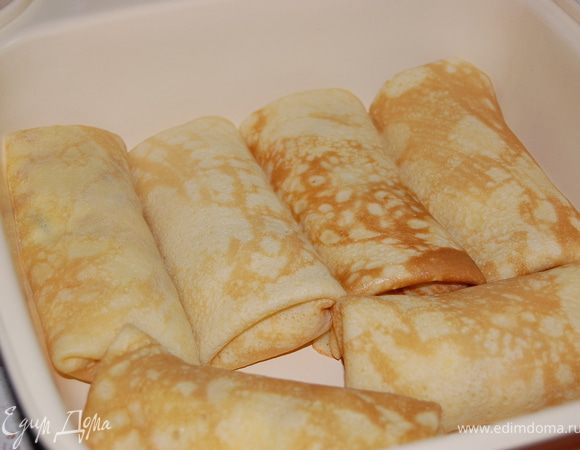 Завернуть начинку в блинчики, сложив конвертом. Выложить готовые блинчики в форму.