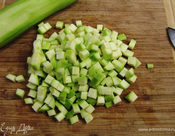 В рецепте приготовление начиналось с тушения овощей, но я приготовил по принципу, используемому в Индии - в масле сначала обжариваются пряности, а потом закладываются ингредиенты

Помойте и почистите кабачки.
Порежьте их на небольшие кубики. Если кабачки будут большие, то семена лучше удалить.