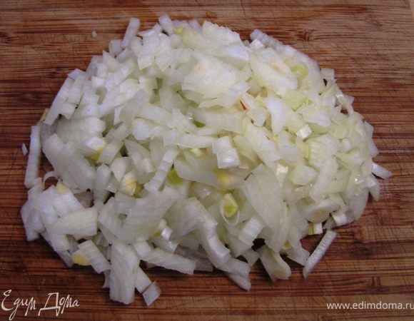 Почистите и порежьте пополам лук, не срезая попку, т.к. так будет легче нарезать его (как нарезать лук я писал в ранних рецептах)
Порежьте лук как можно мельче на кубики.