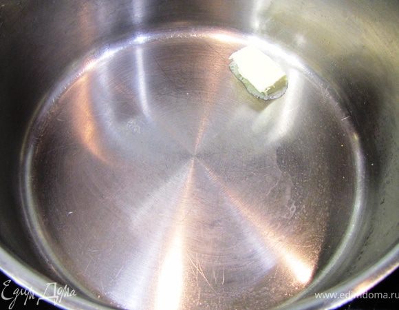 В хорошо разогретую сковороду положите Гхи. Если нет Гхи, налейте столовую ложку растительного масла и положите 20 грамм сливочного масла.