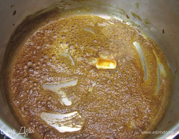 Растопите масло и положите все пряности (данный Чатни готовится очень быстро, поэтому все пряности можно класть сразу).
Прогрейте пряности в течение 30 секунд.