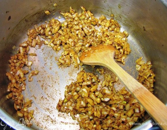 Выложите лук и перемешайте, чтобы лук впитал в себя масло и пряности.