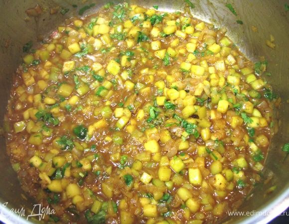 Такой Чатни может храниться в холодильнике около недели. Мне очень понравилось есть этот Чатни просто с грузинскими лепешками (Тонис пури), ну... или с мягкими тортильями или питами.
На вкус Чатни должен иметь довольно яркие составляющие такие как сладость, кислота, острота. Соли должно быть просто достаточно.