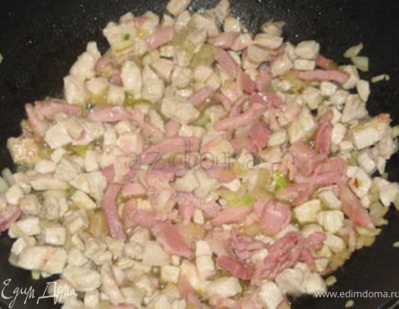 Обжарить на оливковом масле мелко нашинкованную луковицу.
Обжарить вместе с луковицей сначала грудинку, порезанную на кубики, а затем добавить мясо, тоже нарезанное на кубики.Добавить специи.
