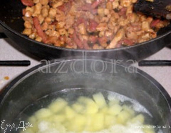 Отварить картофель.Т.к. пирог быстрый, прежде чем отваривать картофель, и его тоже нарезать  на кубики.
Добавить готовый картофель в готовое мясо.Смешать.
