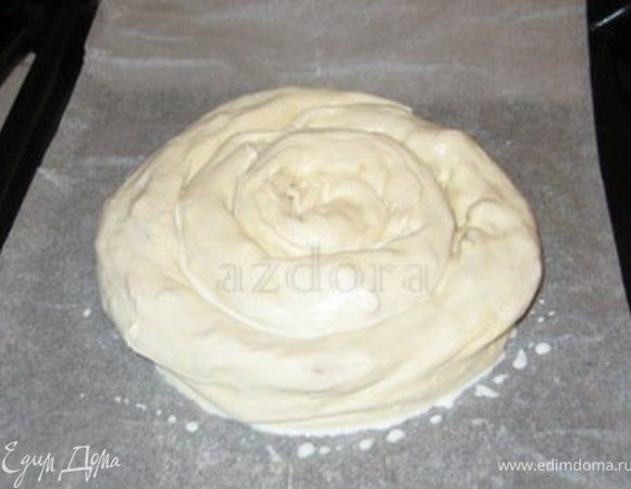 Закрутить сначала одну колбаску в улитку, затем добавить вторую колбаску и продолжать закручивать. Готовую улитку перенести на противень. Смазать молоком.Запекать при 180° около 20 минут.