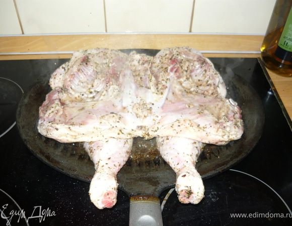 Если в маринад не дообавляли соль и перец, самое время приправить курицу. После чего положить ее на разогретую сковородку кожей вниз и обжаривать до золотистой корочки минут 5. После чего перевернуть курицу, положить в сковородку целый лимон и отправить в духовку при температуре 200 градусов на 40-50 минут. Т.к. сковородки, в которую помещается целая распластанная курица, и которую потом можно отправить в духовку, у меня нет, то я обжаривала на сковородке гриль, а потом переложила в противень, на нем и отправила в духовку вместе с лимоном. 