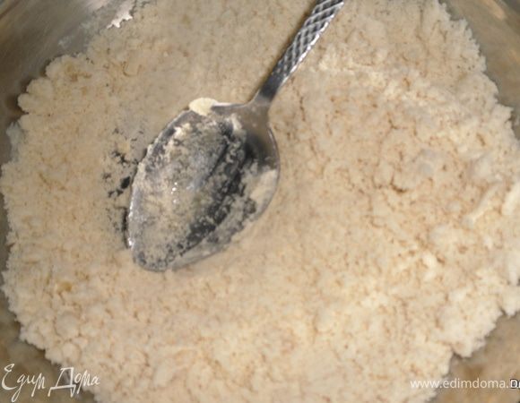 Тыкву и киви очистить и нарезать. 

Натереть цедру лимона на мелкой терке и выжать сок.

Маргарин слегка подогреть.

Просеять муку, добавить соль, соду.Добавить в муку маргарин и растереть смесь в песок.