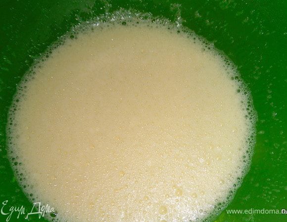 В отдельной посуде взбить яйца с сахаром до светлой пены.