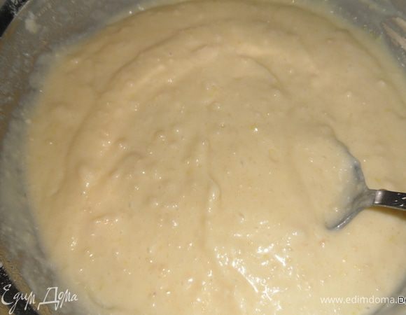 Аккуратно ввести взбитые яйца в тесто, смешивая.Добавить сметану комнатной температуры.

Влить сок и цедру лимона.Аккуратно перемешать.