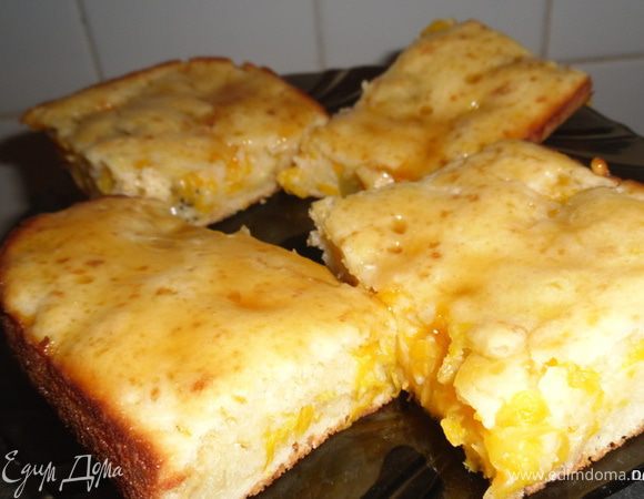 Смазать противень растительным маслом, залить дно половиной теста, выложить тыкву с киви и залить сверху оставшимся тестом.

Выпекать около 30 минут при 220 градусах в заранее нагретой духовке.



Верх пирога можно смазать растопленным медом при подаче.



Приятного аппетита!