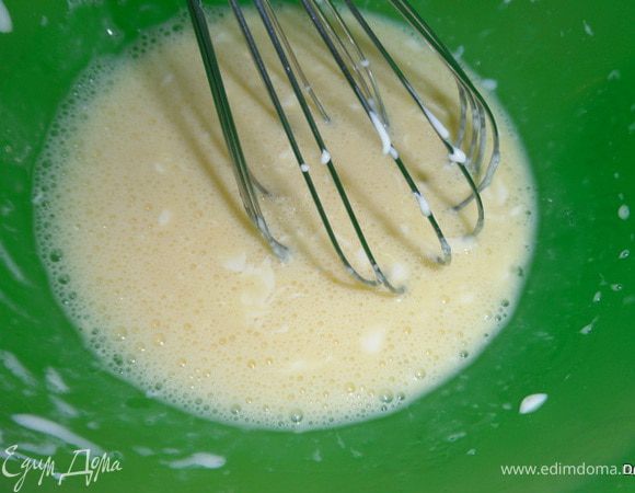 Плавленный сыр переложить в миску.Если брать плавленный сыр в брикетиках, то его нужно предварительно заморозить, а потом натереть на терке.
Вбить яйца и хорошо размешать