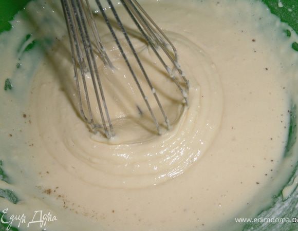 Всыпать соль, сахар и муку, смешанную с разрыхлителем и содой.