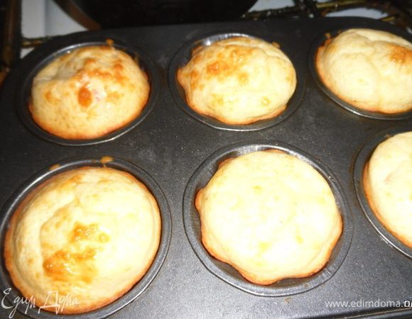 и залить еще тестом на 2/3 высоты.
Поставить в разогретую до 180 градусов духовку минут на 20-25.
Огонь выключить и оставить готовые кексы в приоткрытой духовке минут на 10.