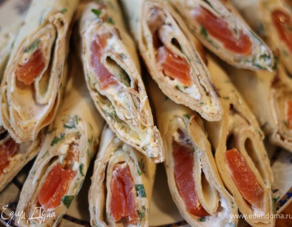 Каждую трубочку разрезам на две части по диагонали, так красивее и укладываем на блюдо для подачи на стол. 