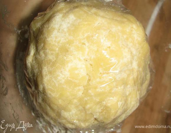 Сливочное масло трем на терке, смешиваем с мукой, солью, яйцом. Упаковываем тесто в пищевую пленку, отправляем в холодильник на 30 минут.