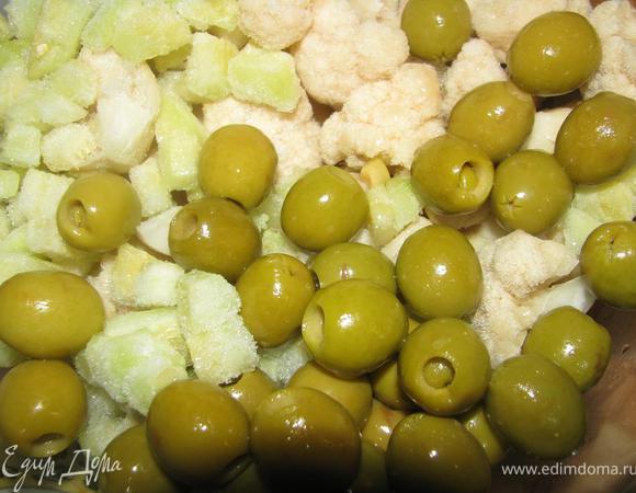 Смешиваем овощи: порезаный кубиками цукини, разделенную на соцветия цветную капусту и оливки. Лучше, чтобы овощи были приблизительно одинакового размера.