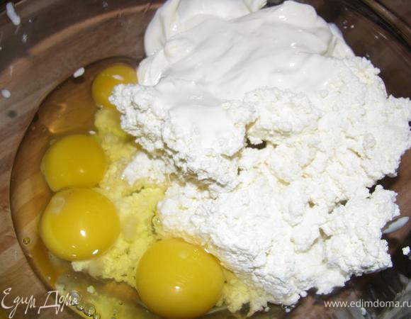 4 яйца, творог и сметану взбиваем блендером до однородности.