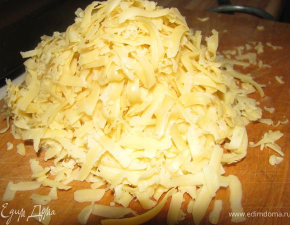 Твердый сыр трем на крупной терке.