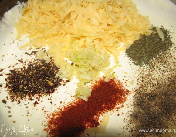 К творожной массе добавляем половину натертого сыра, перец, естрагон, паприку, сушеные помидоры, пропущенный через пресс чеснок. Перемешиваем.