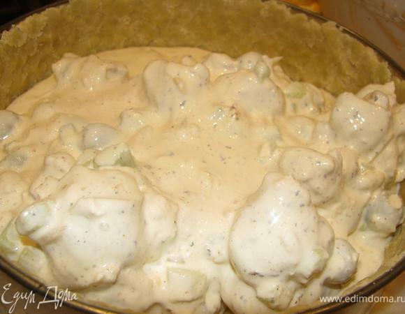 Дно формы для выпечки застелить пергаментом. Тесто распределить по форме. Выложить начинку.