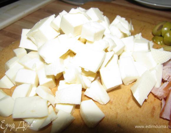 Режем кубиками брынзу.