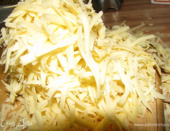 Твердый сыр трем на терке.