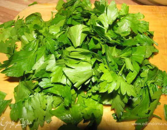 Зелень также измельчаем.
