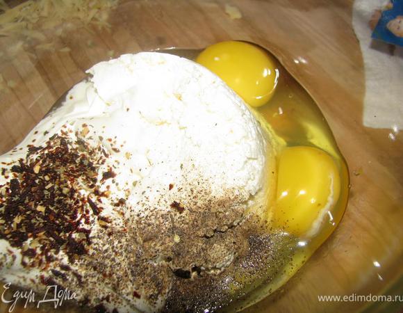 Взбиваем блендером творог, яйца, сметану, перец и сушоный помидор.