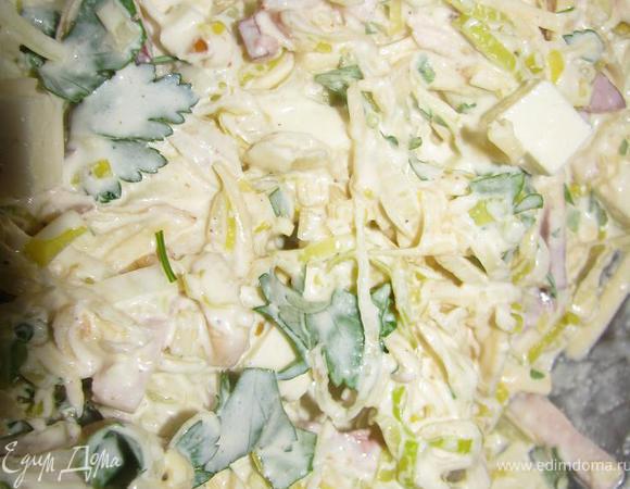 Смешиваем получившуюся творожно-яичную массу с половиной тертого твердого сыра, брынзой, балыком, зеленью.