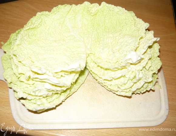 Снять с кочна капусты внешние листья - я так понимаю, до тех пор, пока не пойдут листики с довольно тонкими прожилками.
Вырезать у них утолщенную часть из каждого листа. 
