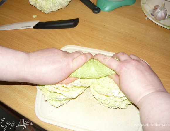 Сложить листья стопкой, скатать в плотный рулет и нарезать поперек на полоски. Это называется капустный шифонад - лично для меня новое слово, новый способ и вообще очень интересно! 