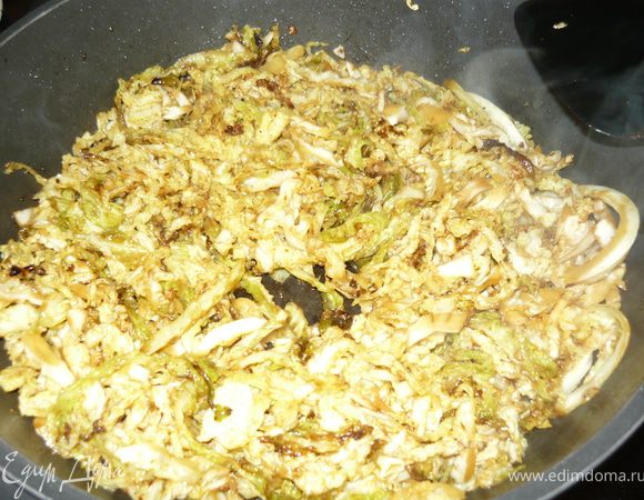 На сковородку щедро налить оливкового масла, бросить туда капустный шифонад (ну до чего же мне нравится это слово!), встряхнуть и обжаривать 4 минуты. Тем временем оставшийся кочан разрезать пополам, удалить кочерыжку, и нашинковать. Через 4 минуты добавить на сковродку, перемешать, жарить 1 минуту. посолить, поперчить, влить вустерский соус. Жарить еще 4 минуты, помешивая, чтобы внизу не подгорало. 
В конце перед подачей в капусту стоит добавить немного сливочного масла. 