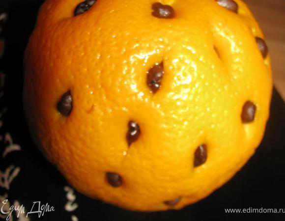 Делаем 44 неглубоких надреза в апельсине. Вкладываем в них зернышки кофе.