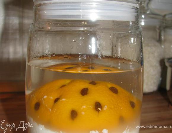 В литровую банку помещаем сахарную пудру (если берете сахар, то нужно будет чаще взбалтывать ликер, чтобы сахар растворился), начиненный кофе апельсин и заливаем водкой. Закрываем крышкой, ставим на 44 дня в темное прохладное место. Взбалтываем ликер примерно раз в неделю.