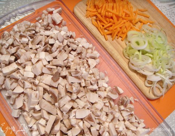 Почистить картошку, порезать небольшими кусочками. Грибы порезать некрупно, морковь - соломкой, а лук колечками.