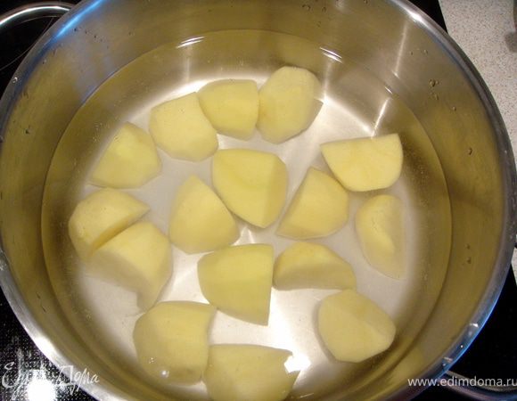 Варить картошку в небольшом количестве воды.