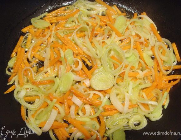 Морковь и лук обжарить на сливочном масле.