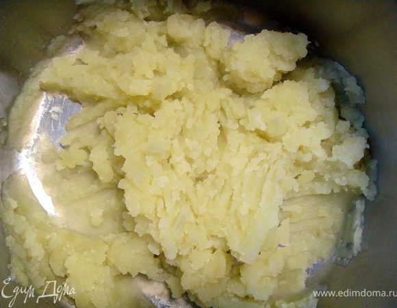 Когда картошка полностью сварилась, воду слить в отдельную миску, а картофель размять. Но не до состояния пюре, а чтобы остались небольшие кусочки.