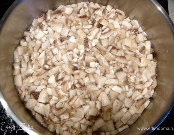 Залить размятую картошку водой, в которой она варилась и добавить мелко порезанные грибы. Поварить минут 10.