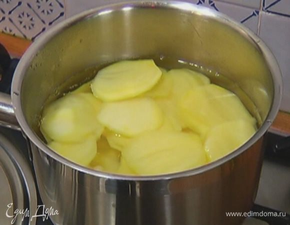 Выложить картофель в небольшую кастрюлю, залить кипятком, довести до кипения и варить 2 минуты.