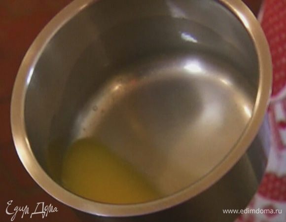 В отдельной кастрюле растопить сливочное масло и 1 ст. ложку оливкового масла.