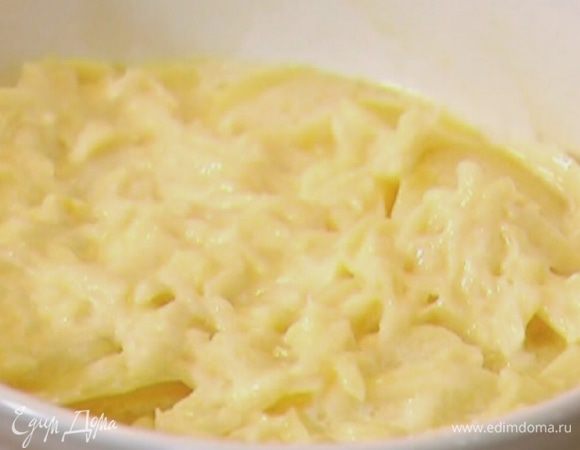 В растопленное масло влить сливки, добавить натертый твердый сыр, посолить и перемешать.